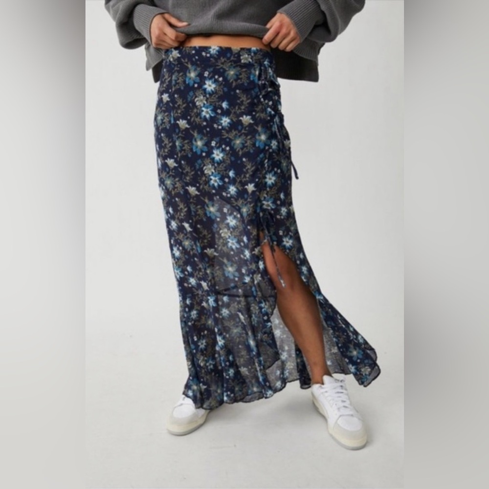 Free People Femme Edge Maxi Skirt - Navy Blue Floral in size 6 💙🩵